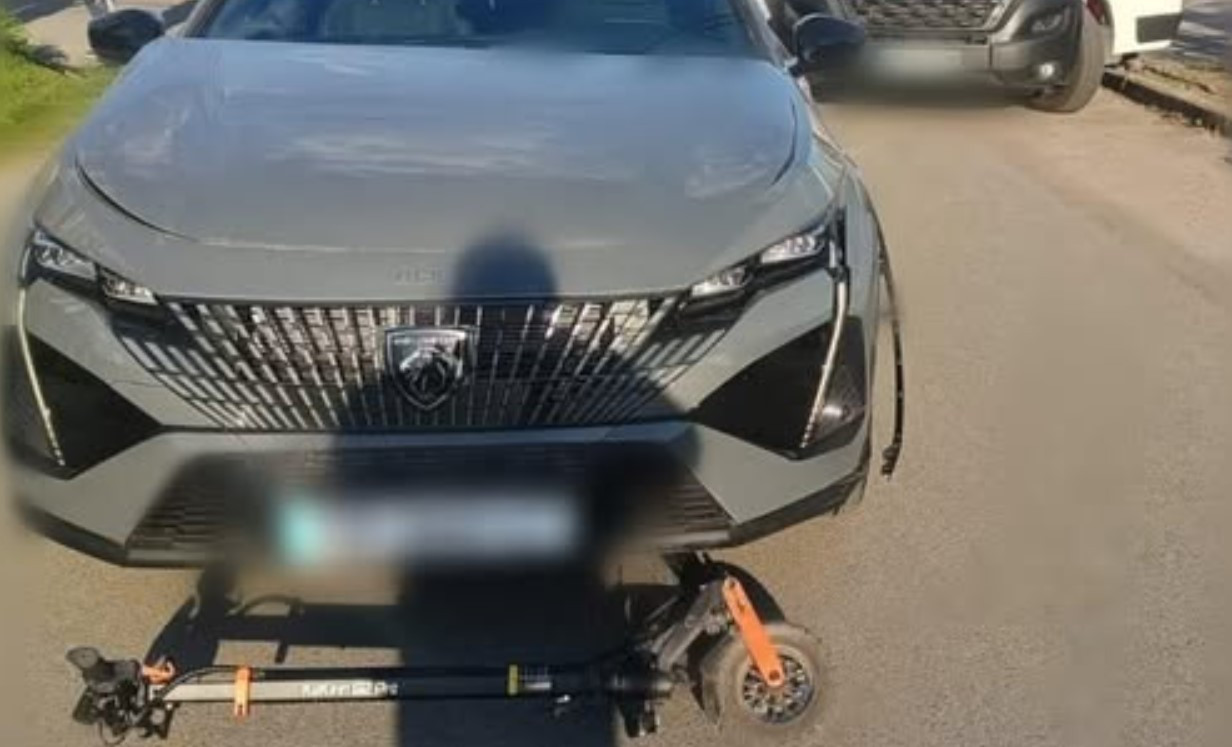 У Гатному на Київщині двоє хлопчаків на електросамокаті потрапили під машину, один з них загинув: на відео видно, що вони минали перехрестя, не зупиняючись