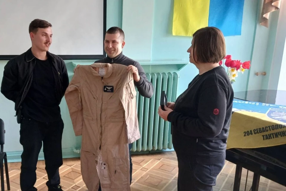 Володимир Ворошилов Karaya передає свій льотний комбінезон Волинському краєзнавчому музею