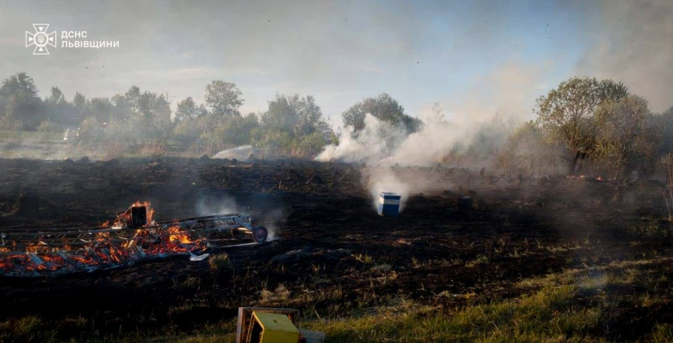 На Львівщині згоріли 20 вуликів: надзвичайники врятували ще 40