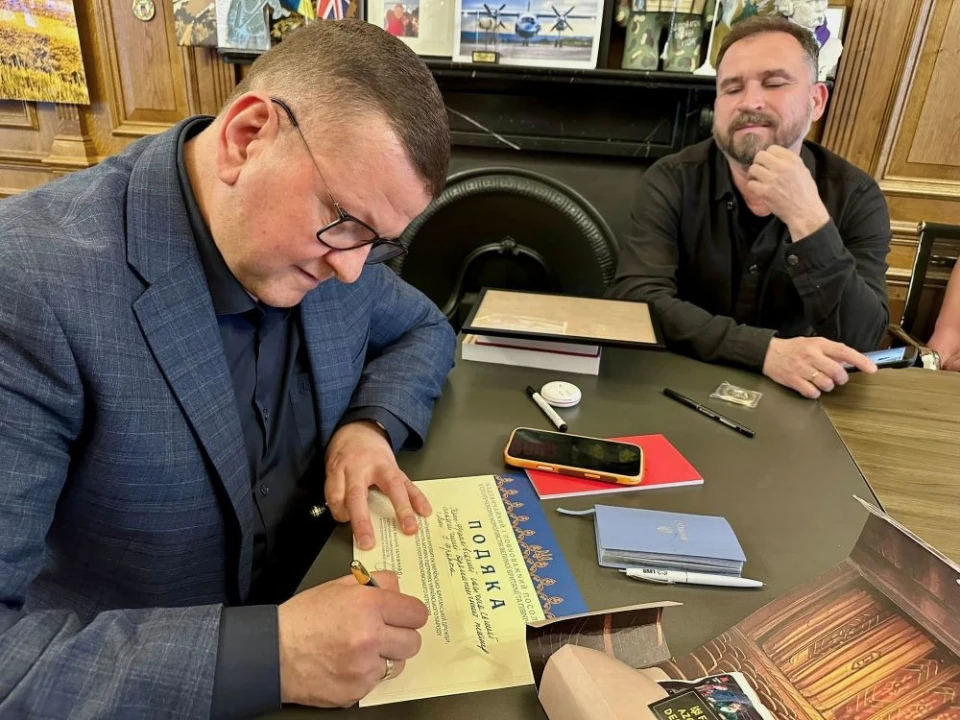 Залужний підписує подяку Франківському драмтеатрові