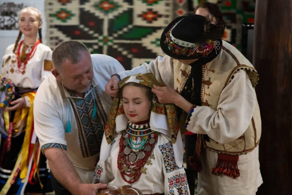 На фото: відтворення автентичного весільного обряду села Саджавка у Національному музеї народного мистецтва Гуцульщини та Покуття в Івано-Франківську