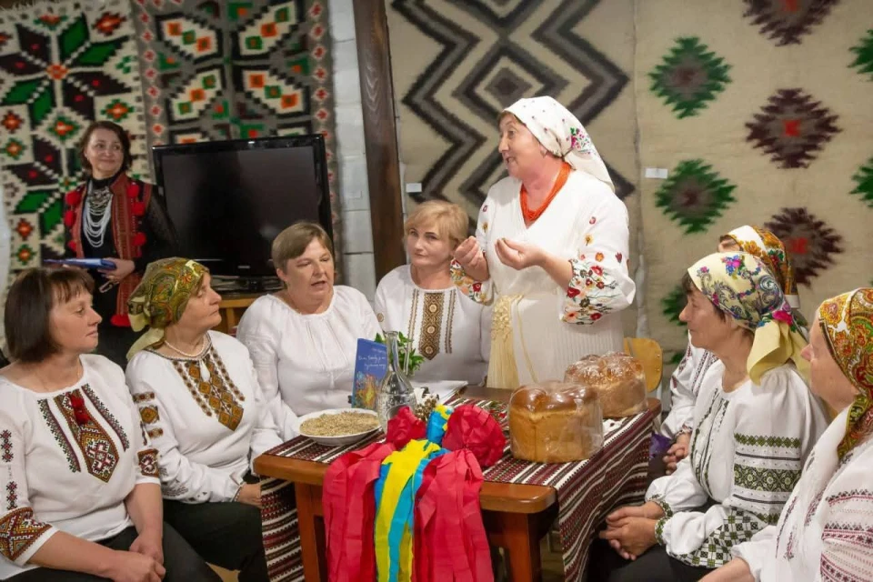 На фото: відтворення автентичного весільного обряду села Саджавка у Національному музеї народного мистецтва Гуцульщини та Покуття в Івано-Франківську