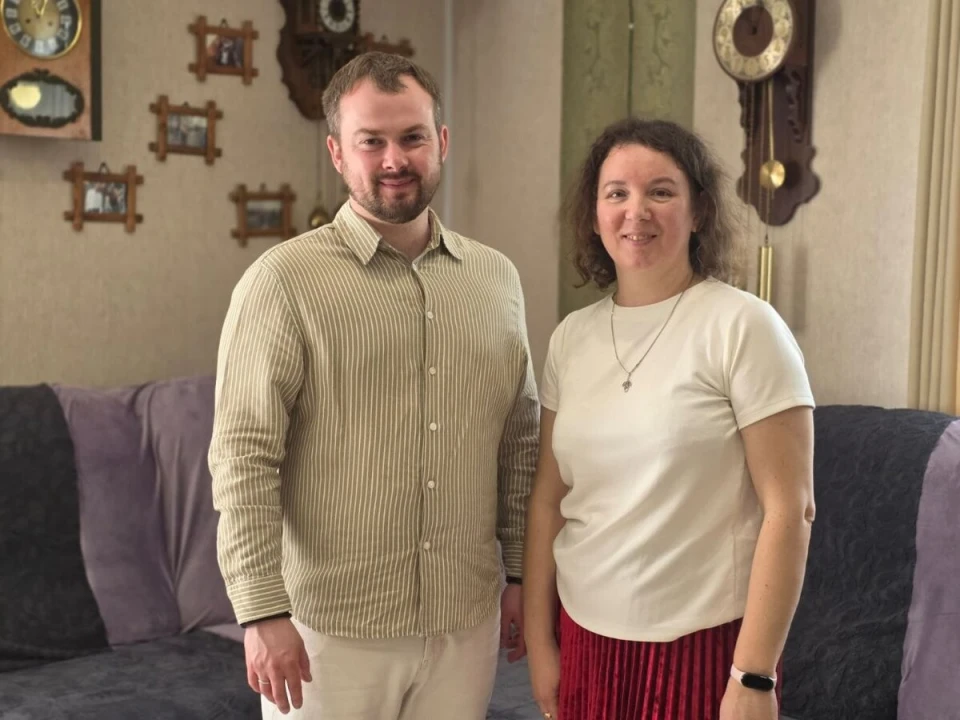 На фото: Пластичний хірург Другого медичного об’єднання Львова Назар Калинович та мама-вихователька дитячого будинку сімейного типу Яна Король