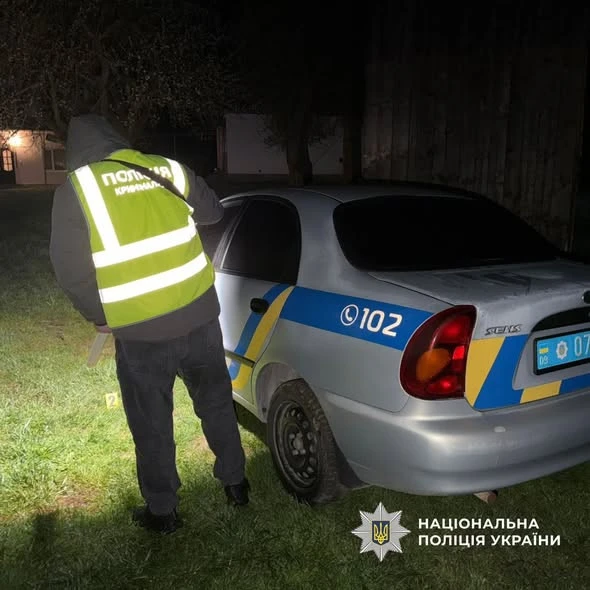 чоловік із ножем погрожував медикам і поліцейським — його поранили