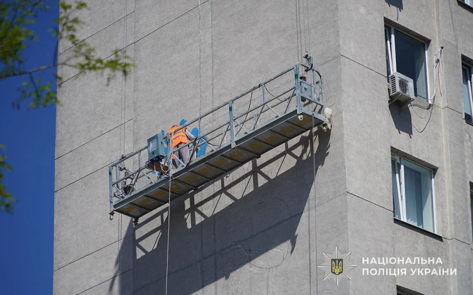 на будівлі поліції створюють мурал на честь українських захисників