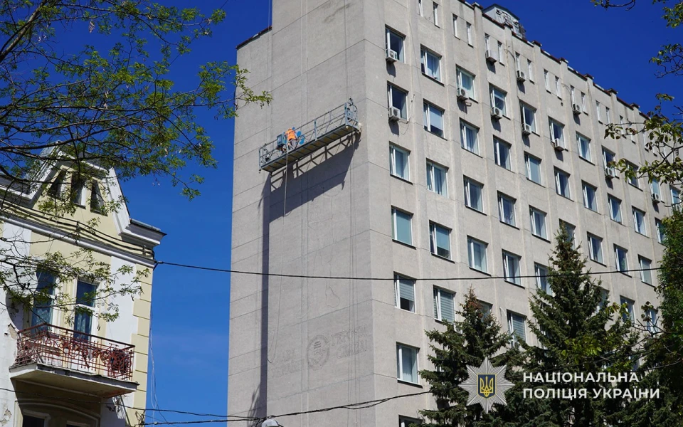 на будівлі поліції створюють мурал на честь українських захисників
