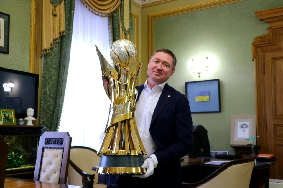 Максим Козицьки тримає Кубок України