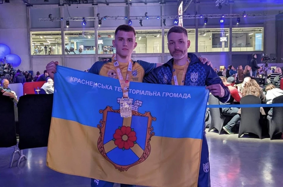 На фото: Іван Дзяйло з тренером Ігорем Іваницьким із прапором Красненської територіальної громади на Чемпіонаті Європи з армрестлінгу у Будапешті