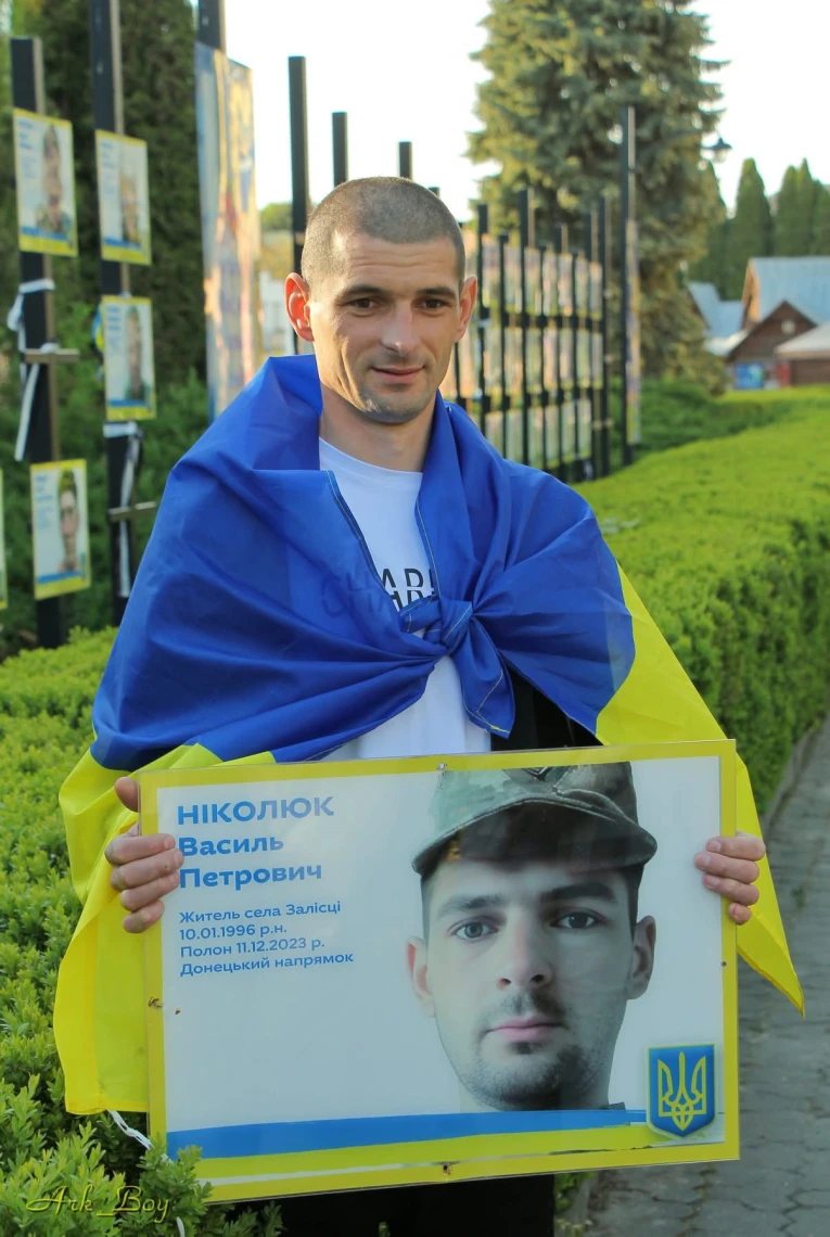 У Шумську на Тернопільщині звільнений з полону військовий Василь Ніколюк зняв своє фото з Алеї Надії