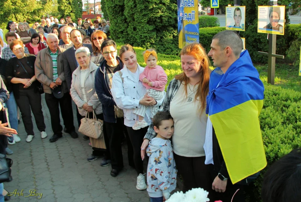 У Шумську на Тернопільщині звільнений з полону військовий Василь Ніколюк зняв своє фото з Алеї Надії