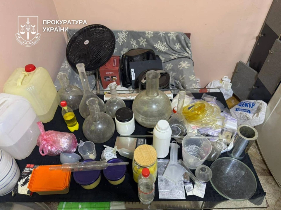 На фото: лабораторне обладнання та хімічні речовини, вилучені під час обшуків у підпільних нарколабораторіях у Чернівцях