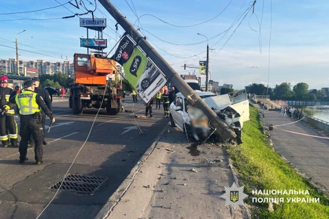 На фото: розбитий автомобіль і повалена електроопора на місці смертельної ДТП у центрі Хмельницького