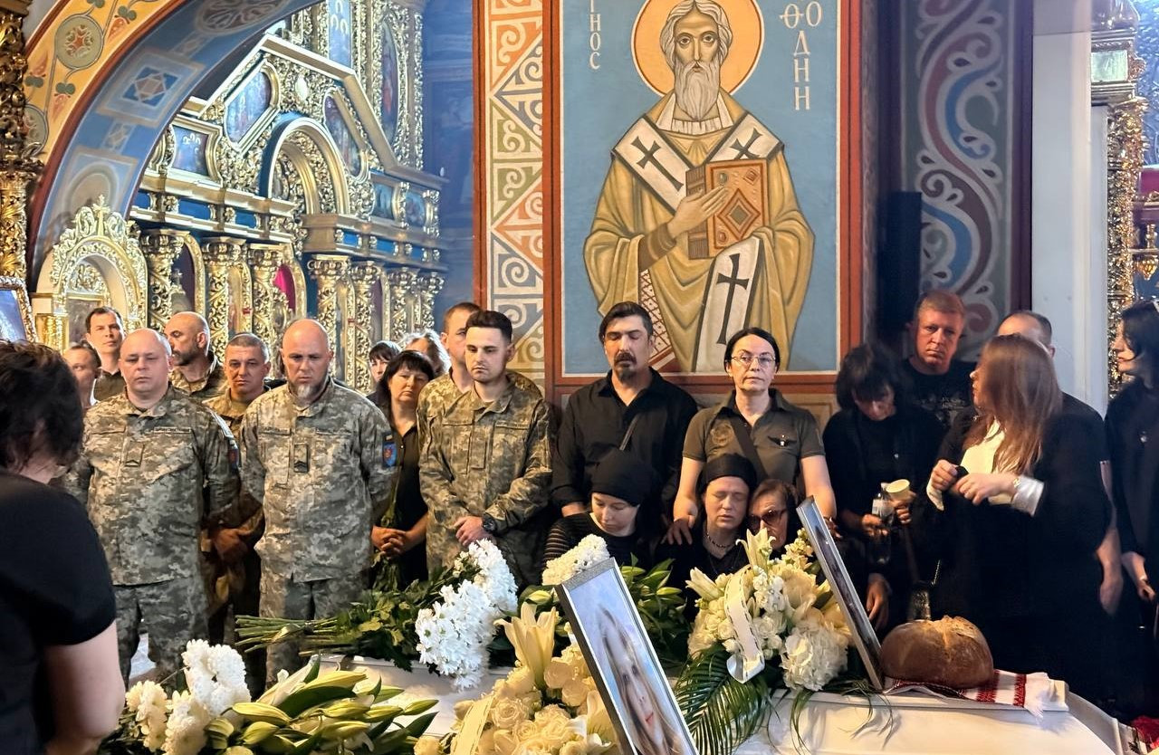 У Києві попрощалися із загиблими внаслідок удару РФ сестрами Любавою та Вірою Яковлєвими. Їхній батько віддав життя на фронті