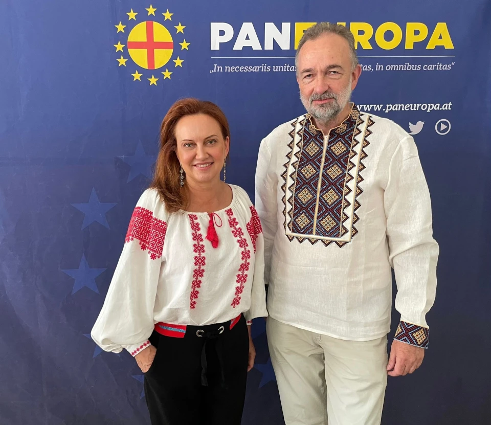 Карл фон Габсбурґ, глава Дому Габсбурґ-Лотаринзьких та Олександра Саєнко, продюсерка проєкту "Вишиваний. Король України"