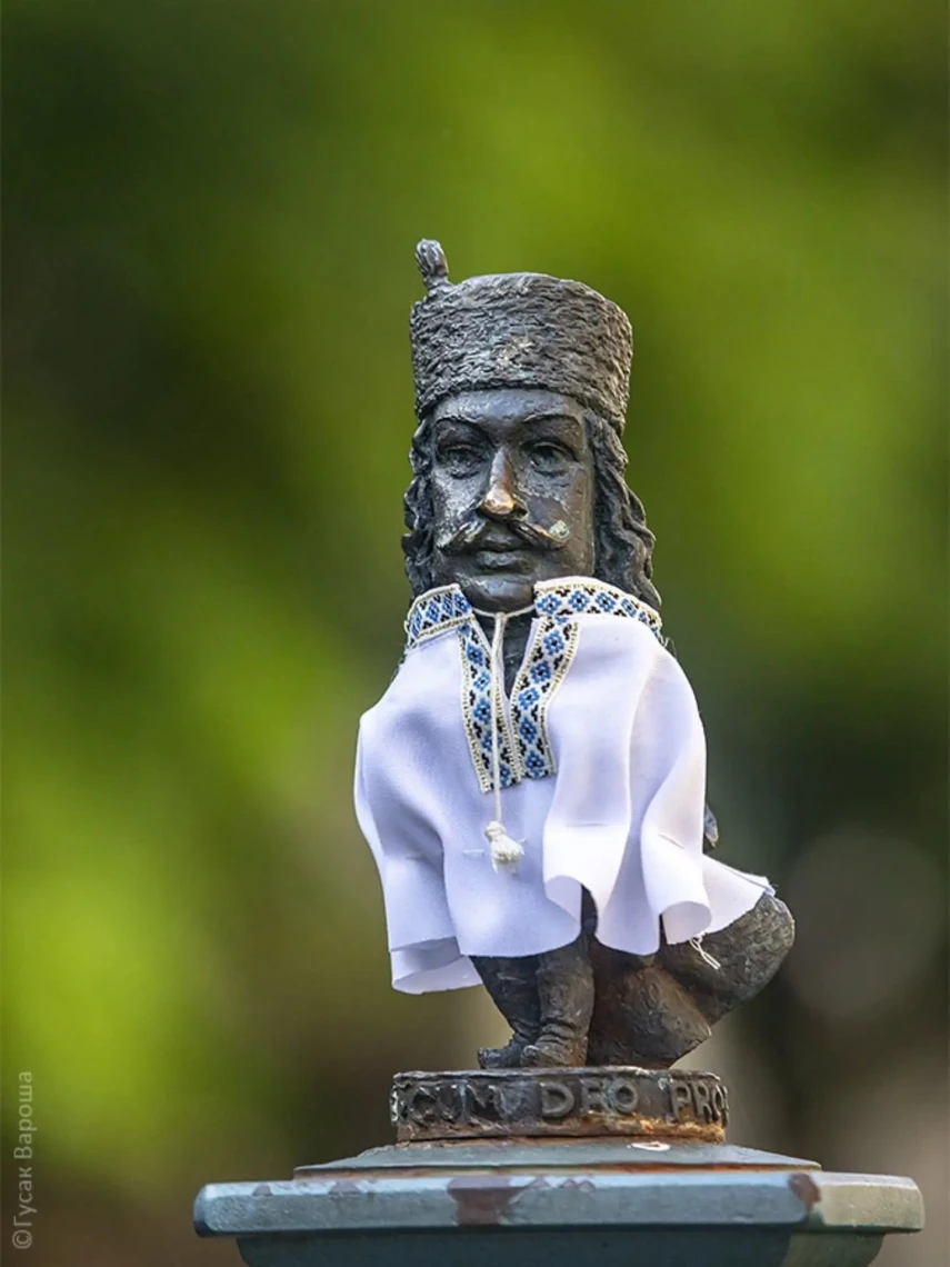 У Мукачеві мініскульптури одягнули у вишиванки