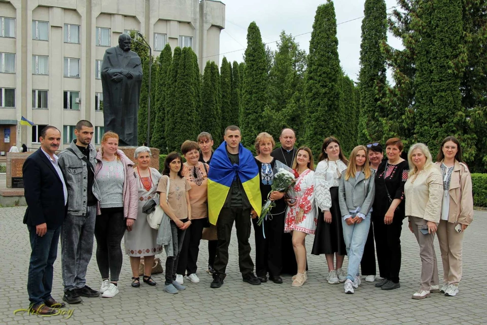 Військовий Андрій Кузьмич, який 26 місяців провів у полоні, зняв своє фото з Алеї Надії у Шумську на Тернопільщині