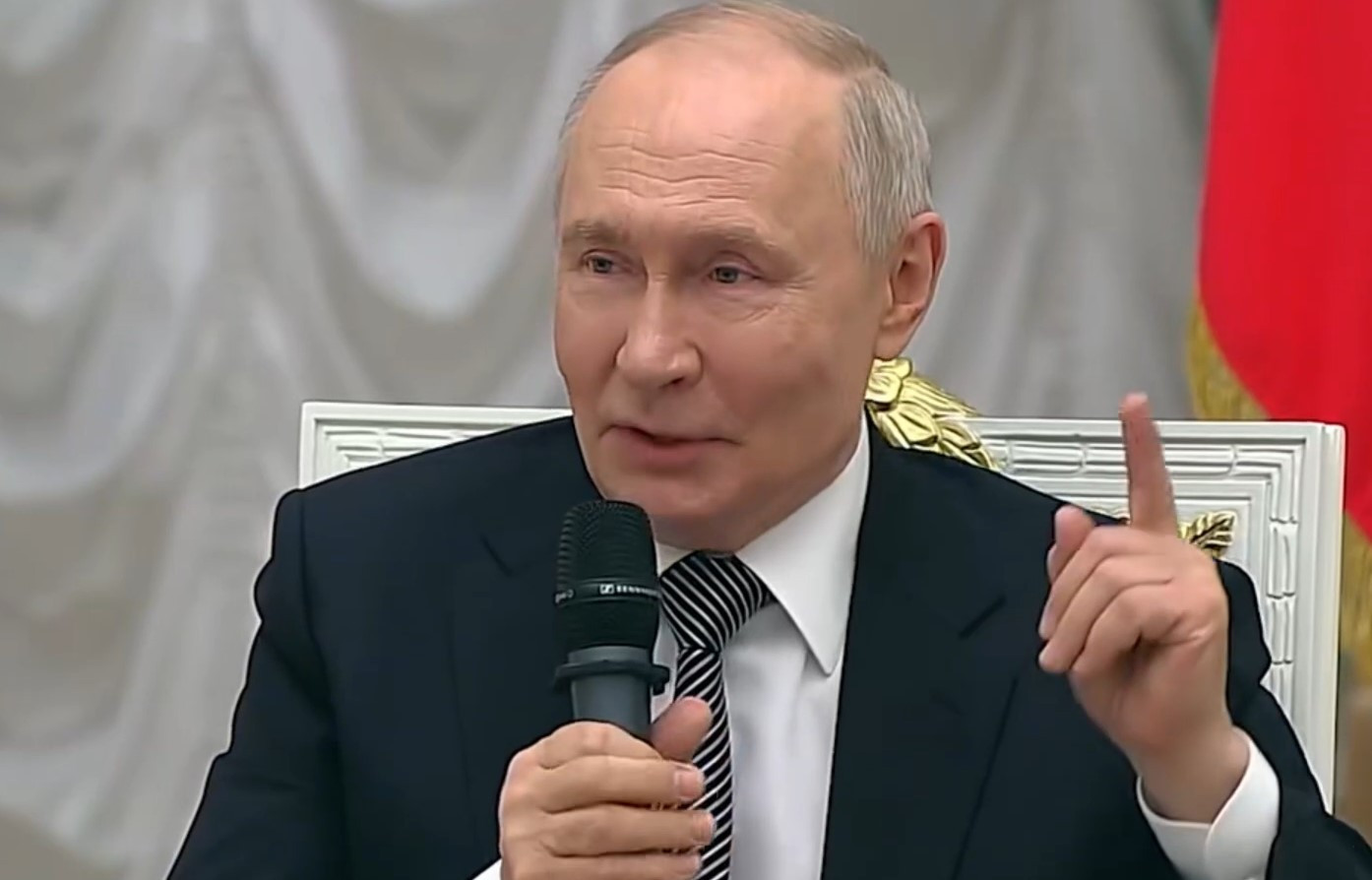 Путін на зустрічі з воєнними злочинцями тричі не зміг вимовити слово 
