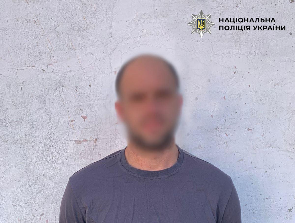 У Києві на Подолі затримали чоловіка, який після ракетного обстрілу обкрадав пошкоджені квартири