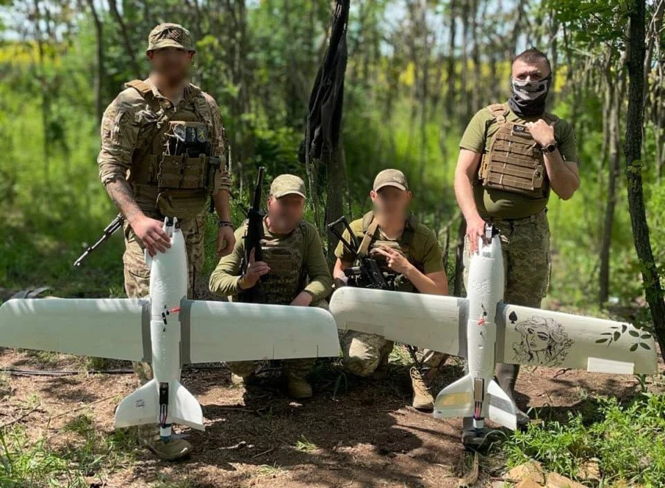 На фото: військові екіпажу "Карат" Зенітного ракетного полку імені Українських Січових Стрільців ПК "Захід" зі збитим російським дроном "Клин"