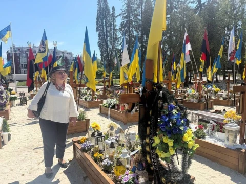 "Не можу сюди не ходити": сімейна лікарка зі Львова співає на похоронах військових