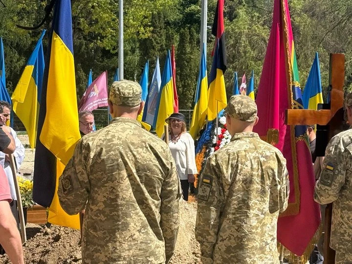 "Не можу сюди не ходити": сімейна лікарка зі Львова співає на похоронах військових