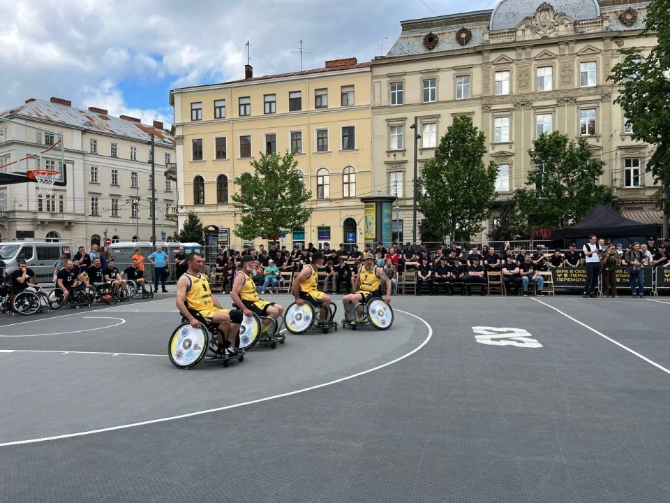 На фото: ветерани змагаються з баскетболу на кріслах колісних на площі біля Оперного театру у Львові під час Unbroken Games 2026