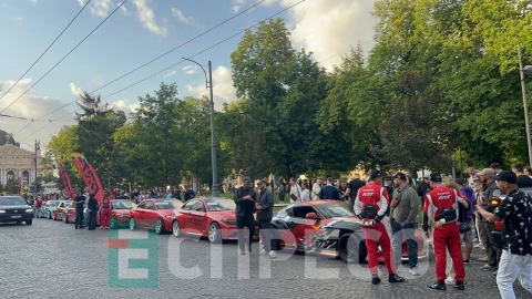 На фото: учасники параду Чемпіонату України з дрифтингу UDC2026 з автомобілями біля Оперного театру у Львові