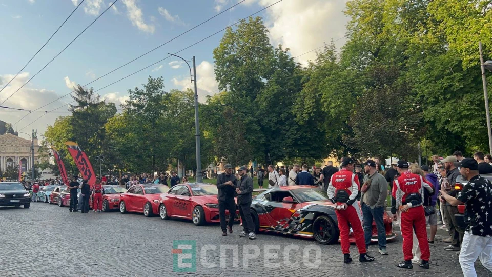 На фото: учасники параду Чемпіонату України з дрифтингу UDC2026 з автомобілями біля Оперного театру у Львові