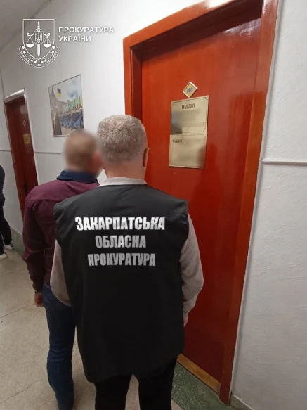 Посадовцю Мукачівської РДА оголосили підозру через продаж фіктивних бронювань
