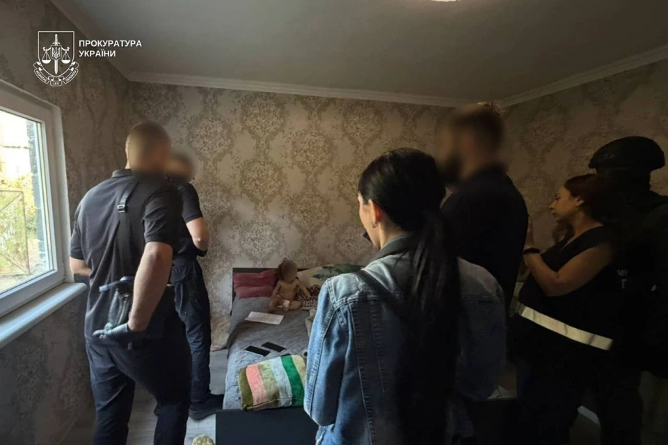 На Закарпатті багатодітна мати роздягала доньку під час стрімів 