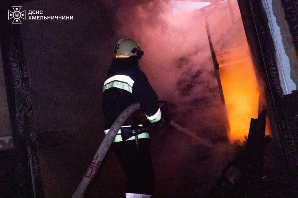 Рятувальники ліквідовують наслідки ворожого обстрілу.