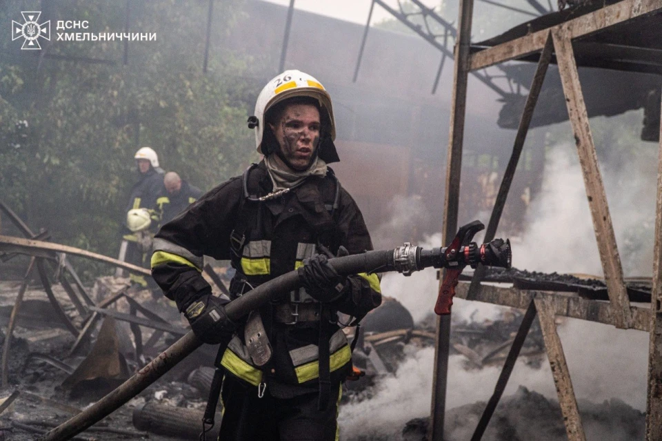 Рятувальники ліквідовують наслідки ворожого обстрілу.