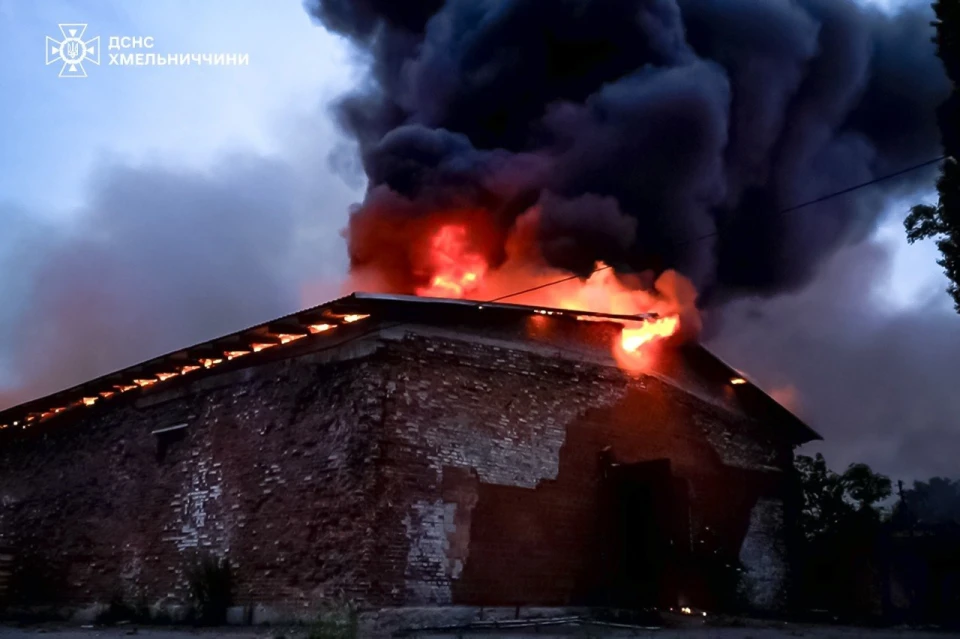 Рятувальники ліквідовують наслідки ворожого обстрілу.