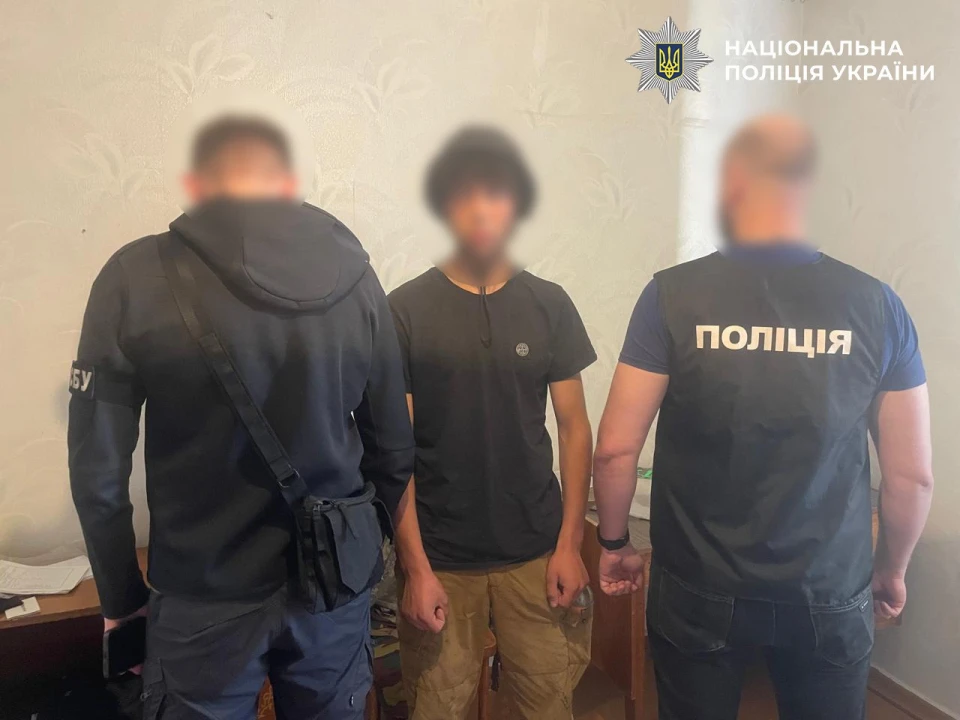 На фото: співробітники СБУ та Національної поліції затримують підозрюваного у шпигунстві на користь РФ на Харківщині