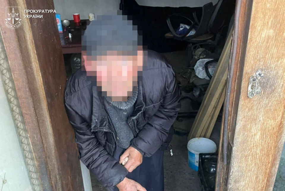 тримав у рабстві
