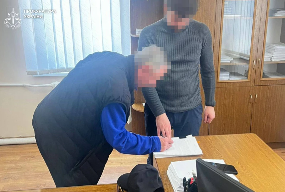 тримав у рабстві