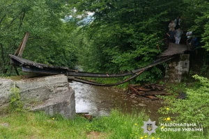 На Буковині під вагою понад 30 дітей обвалився підвісний міст