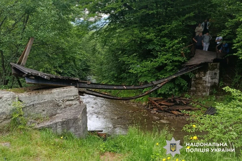 На Буковині під вагою понад 30 дітей обвалився підвісний міст