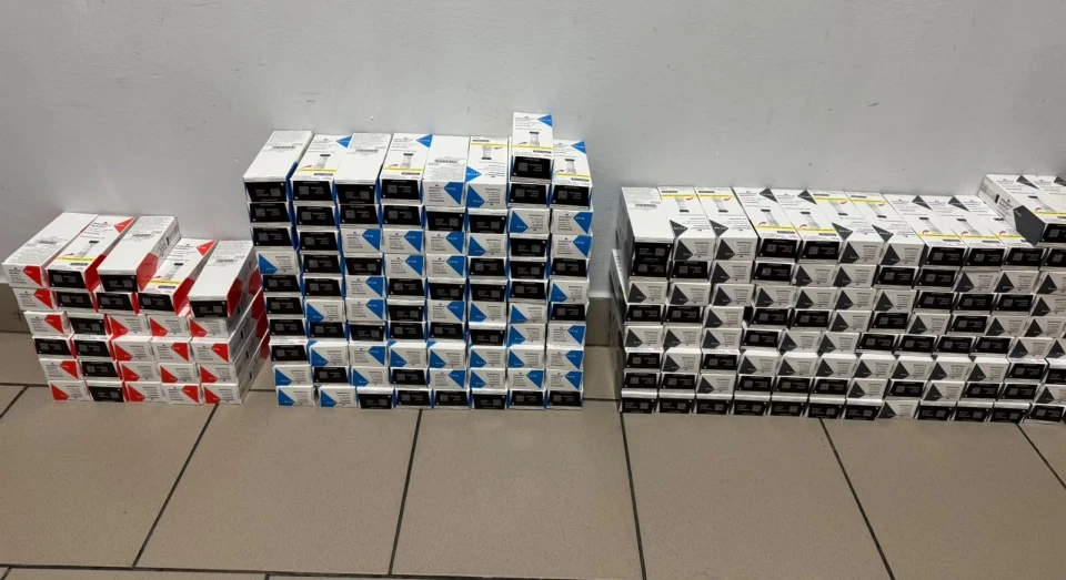 Через "Краківець" намагалися ввезти заборонені шприц-ручки та голки для шиття шкіри вартістю 5 млн грн