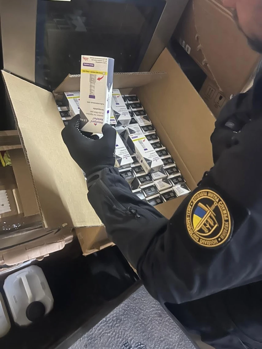 Через "Краківець" намагалися ввезти заборонені шприц-ручки та голки для шиття шкіри вартістю 5 млн грн