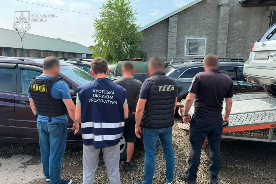 На Закарпатті власник СТО продавав гуманітарні авто