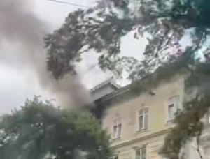 У центрі Львова спалахнула пожежа в 4-поверховому будинку