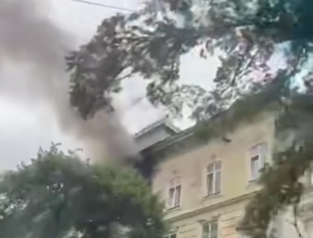 У центрі Львова спалахнула пожежа в 4-поверховому будинку