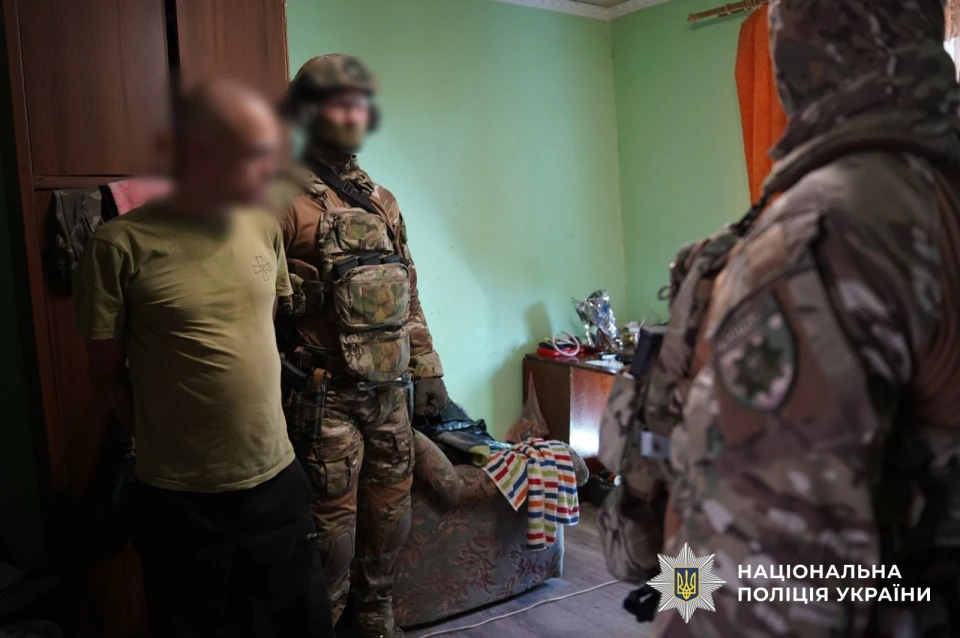 В Ужгороді озброєний чоловік забарикадувався в будинку з дружиною і дитиною: його затримали