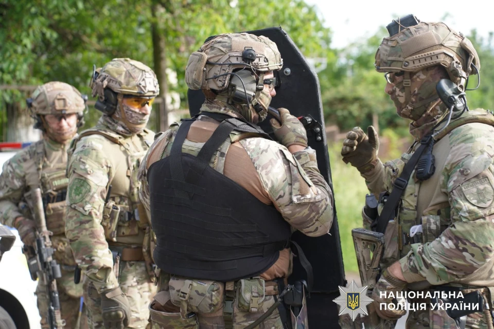 В Ужгороді озброєний чоловік забарикадувався в будинку з дружиною і дитиною: його затримали