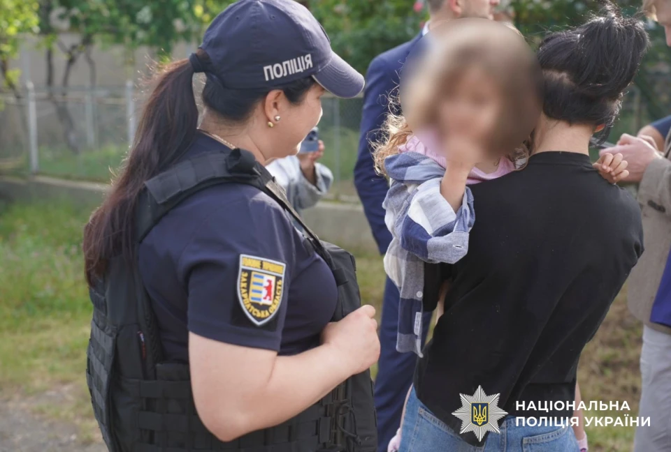 В Ужгороді озброєний чоловік забарикадувався в будинку з дружиною і дитиною: його затримали