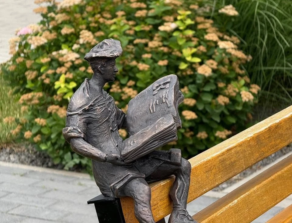 Повернення символу: у Луцьку встановили кликуна Книжка (молодшого)