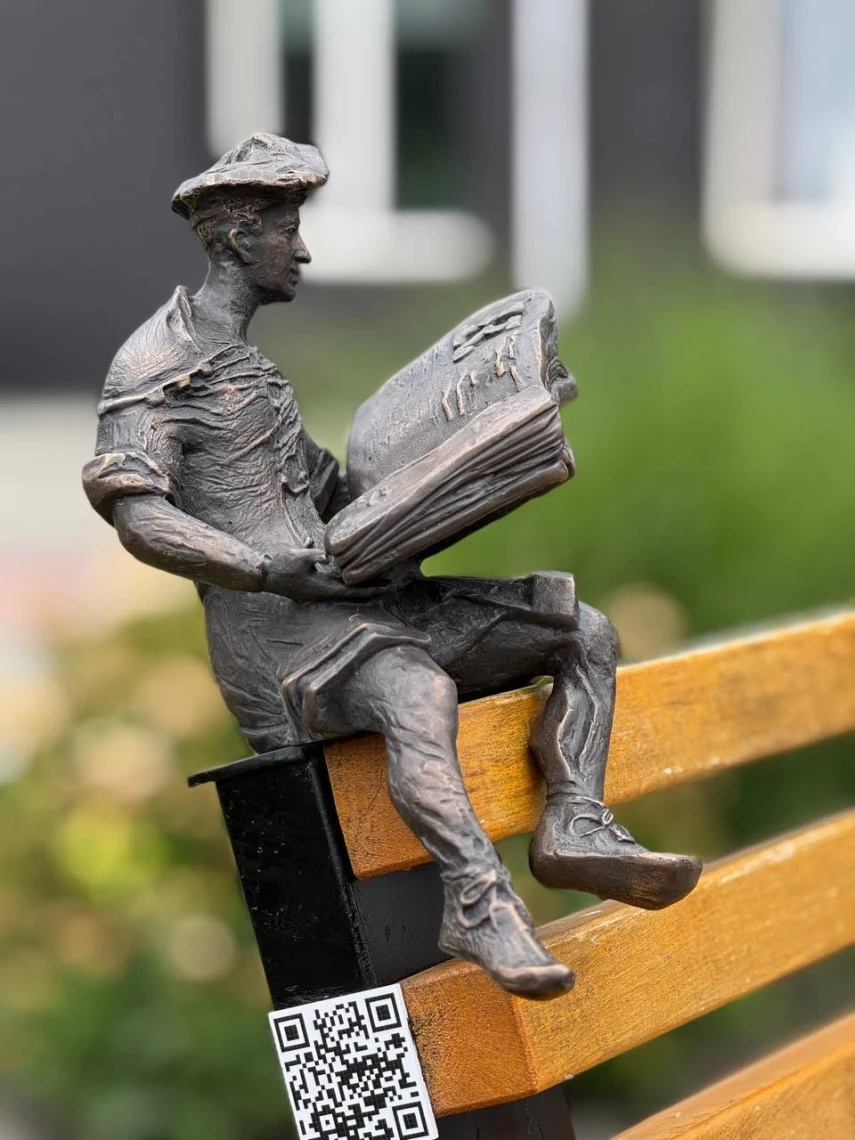 Повернення символу: у Луцьку встановили кликуна Книжка (молодшого)