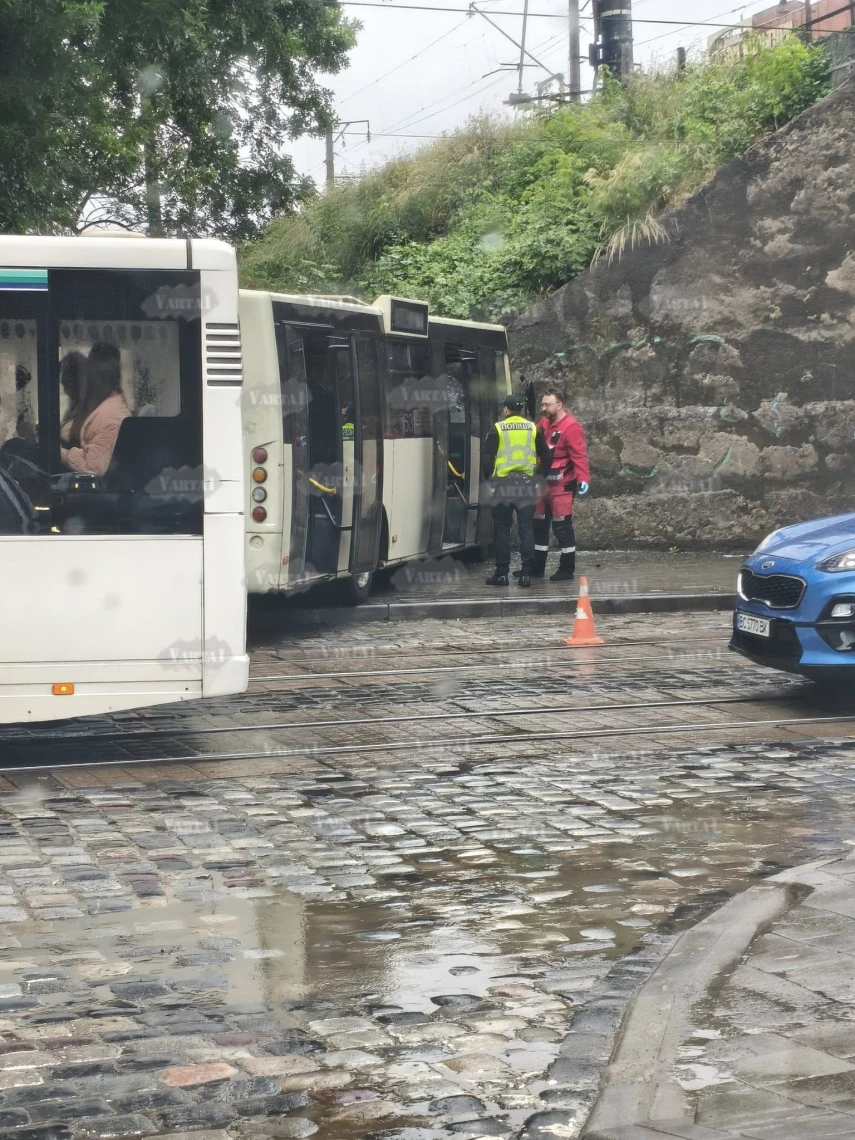 На вул. Замарстинівській у Львові маршрутка в'їхала у стіну: рух ускладнено