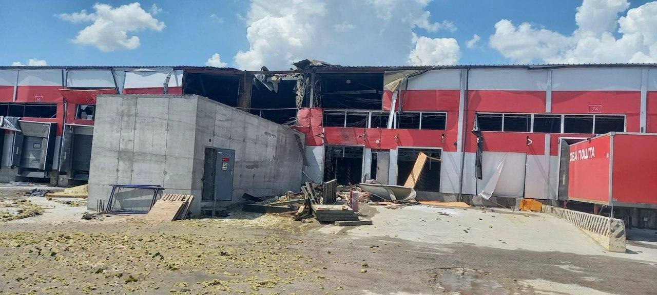 Російський удар пошкодив термінал Нової пошти у Запоріжжі